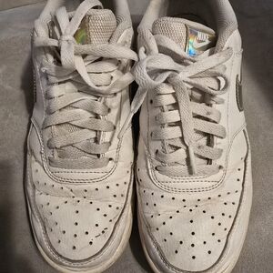 Nike Womens White And Holographic Accent Sneakers Size 9